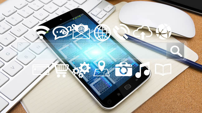 Smartphone liegt auf einer Tastatur. Über dem Smartphone schweben die Symbole für Berechtigungen und Funktionen (Quelle: © sdecoret / Fotolia.com) Smartphone liegt auf einer Tastatur. Über dem Smartphone schweben die Symbole für Berechtigungen und Funktionen