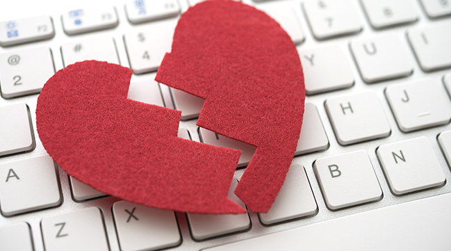 Auf einer Tastatur liegt ein zerbrochenes Herz aus Filz (Quelle: © pla2na / Adobe Stock) Auf einer Tastatur liegt ein zerbrochenes Herz aus Filz