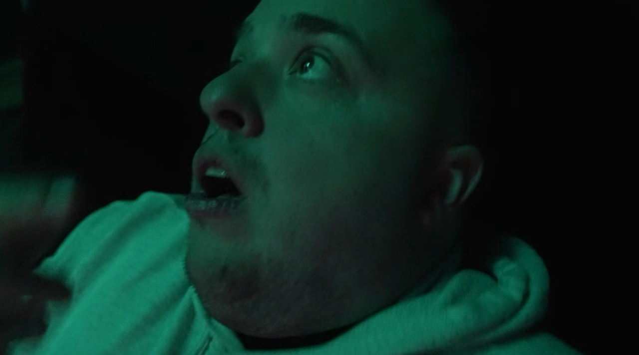 Youtuber Reeze ist in einem dunklen Raum und guckt erschrocken. (Quelle: BSI) Youtuber Reeze ist in einem dunklen Raum und guckt erschrocken.