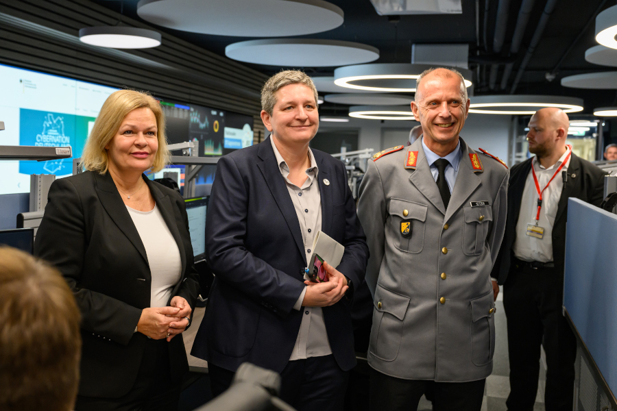 Drei Personen stehen in einem Raum und schauen in eine Kamera (Source: Bundesfoto/Bastian Geza Aschoff) Drei Personen stehen in einem Raum und schauen in eine Kamera