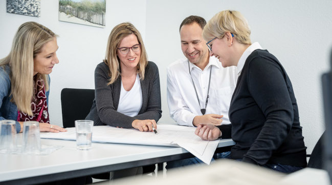 BSI-Mitarbeiterin Anja Zimmermann in einer Besprechung. (Quelle: Bundesamt für Sicherheit in der Informationstechnik / Fotograf Markus Feger) BSI-Mitarbeiterin Anja Zimmermann in einer Besprechung.