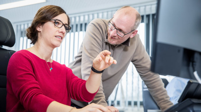 Mitarbeiterin im BSI (Quelle: Bundesamt für Sicherheit in der Informationstechnik / Fotograf Markus Feger) Mitarbeiterin im BSI