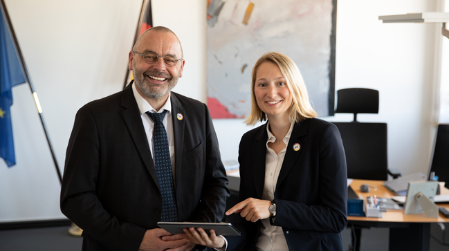 Ewa Lux mit BSI-Vizepräsident Dr. Gerhard Schabhüser (Quelle: Bundesamt für Sicherheit in der Informationstechnik) Ewa Lux mit BSI-Vizepräsident Dr. Gerhard Schabhüser