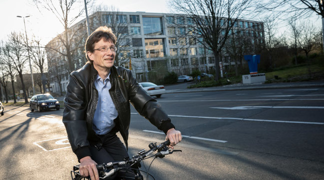 BSI-Mitarbeiter Jürgen Blum auf dem Fahrrad. (Quelle: Bundesamt für Sicherheit in der Informationstechnik / Fotograf Markus Feger) BSI-Mitarbeiter Jürgen Blum auf dem Fahrrad.