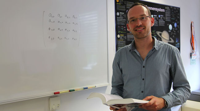 Stephan Wenzel liest ein Buch (Quelle: Bundesamt für Sicherheit in der Informationstechnik) Stephan Wenzel liest ein Buch
