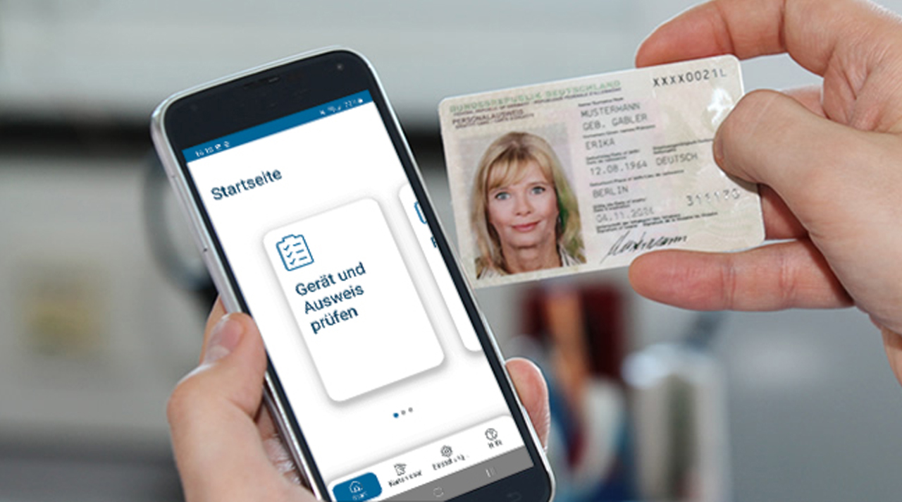 Hände, die ein Handy und einen Personalausweis nebeneinander halten Hände, die ein Handy und einen Personalausweis nebeneinander halten