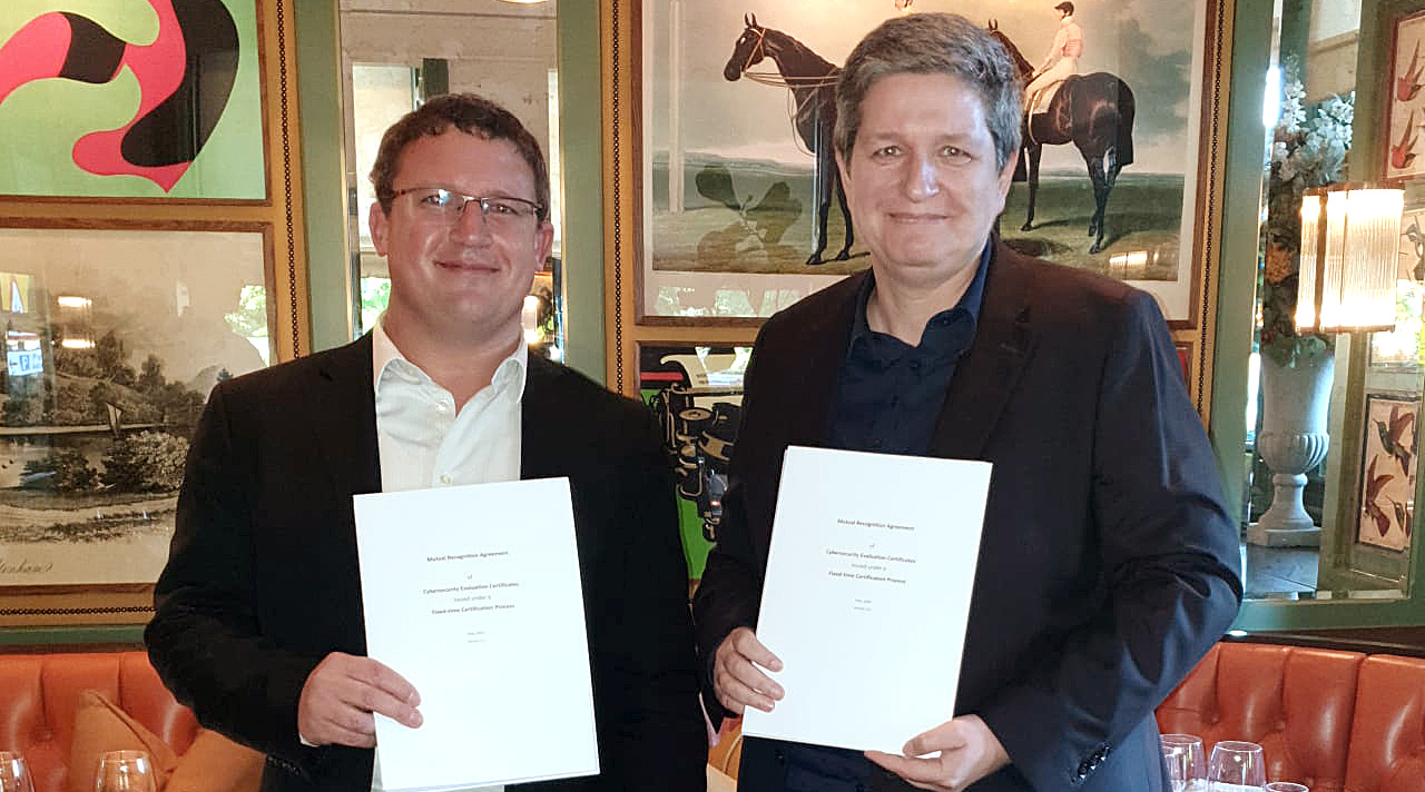 Vincent Strubel (ANSSI) und Claudia Plattner (BSI) unterzeichnen die Verlängerung des Abkommen zur Anerkennung von IT-Sicherheitszertifikaten (Quelle: BSI) Vincent Strubel (ANSSI) und Claudia Plattner (BSI) unterzeichnen die Verlängerung des Abkommen zur Anerkennung von IT-Sicherheitszertifikaten