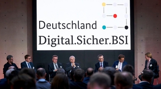 Die Diskussionsrunde der Referenten auf dem Podium (Quelle: Henning Schacht) Die Diskussionsrunde der Referenten auf dem Podium
