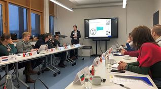 Das BSI Schult FRONTEX-Mitarbeitende zu Automated Border Control und Entry-Exit-Systemen (Quelle: BSI) Das BSI Schult FRONTEX-Mitarbeitende zu Automated Border Control und Entry-Exit-Systemen