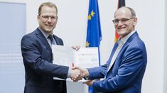 Matthias Intemann, Fachbereichsleiter „Zertifizierungsverfahren" (l.) übergibt das Zertifkat an Dr. Alfred Kranstedt, Direktor des ITZBund (r.) (Quelle: BMF/Photothek) Matthias Intemann, Fachbereichsleiter „Zertifizierungsverfahren" (l.) übergibt das Zertifkat an Dr. Alfred Kranstedt, Direktor des ITZBund (r.)