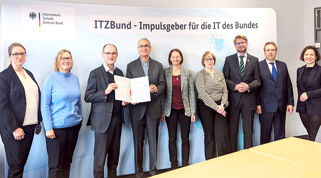 ITZBund erhält ISO 27001-Zertifikat auf Basis von IT-Grundschutz Gruppenfoto der Zertifikatsübergabe. (Quelle: ITZBund) ITZBund erhält ISO 27001-Zertifikat auf Basis von IT-Grundschutz Gruppenfoto der Zertifikatsübergabe.