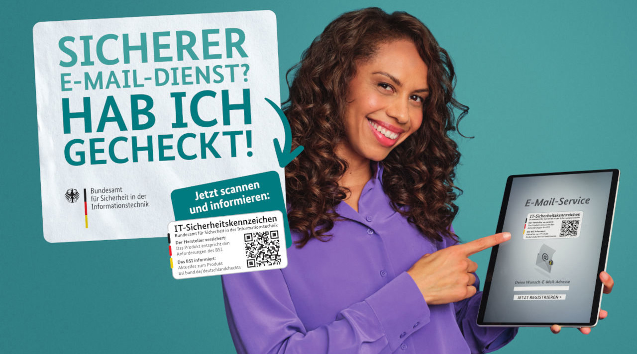 Eine junge Frau hält ein Tablet in der Hand und zeigt auf ein gescanntes IT-Sicherheitskennzeichen. Eine junge Frau hält ein Tablet in der Hand und zeigt auf ein gescanntes IT-Sicherheitskennzeichen.