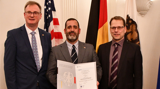 Übergabe des Prüfstellen-Zertifikats an SGS Digital Trust Service GmbH (Quelle: SGS) Übergabe des Prüfstellen-Zertifikats an SGS Digital Trust Service GmbH