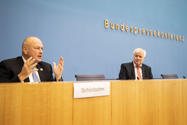 BSI-Präsident Schönbohm und Bundesinnenminister Seehofer bei der Bundespressekonferenz zum BSI-Lagebericht (Quelle: Faktor 3/Roman Schwer) BSI-Präsident Schönbohm und Bundesinnenminister Seehofer bei der Bundespressekonferenz zum BSI-Lagebericht