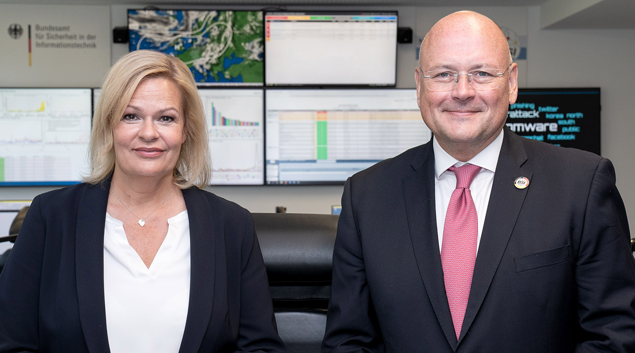 Bundesinnenministerin Faeser besucht BSI und Cyber-Abwehrzentrum (Quelle: BSI) Bundesinnenministerin Faeser besucht BSI und Cyber-Abwehrzentrum (Bild hat eine Langbeschreibung)