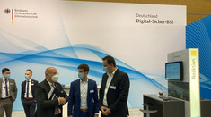 BSI-Präsident Arne Schönbohm besucht den BSI-Stand auf der it-sa. (Quelle: BSI) BSI-Präsident Arne Schönbohm besucht den BSI-Stand auf der it-sa. (Bild hat eine Langbeschreibung)