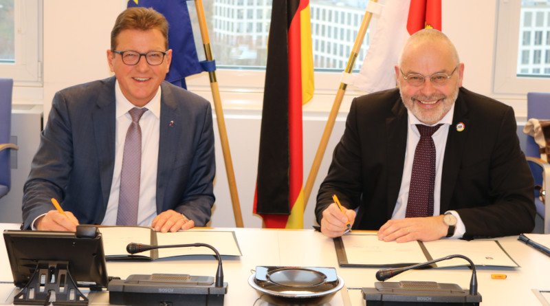 BSI und Land Hessen unterzeichnen Kooperationsvereinbarung (Quelle: : Hessisches Ministerium des Innern und für Sport ) BSI und Land Hessen unterzeichnen Kooperationsvereinbarung