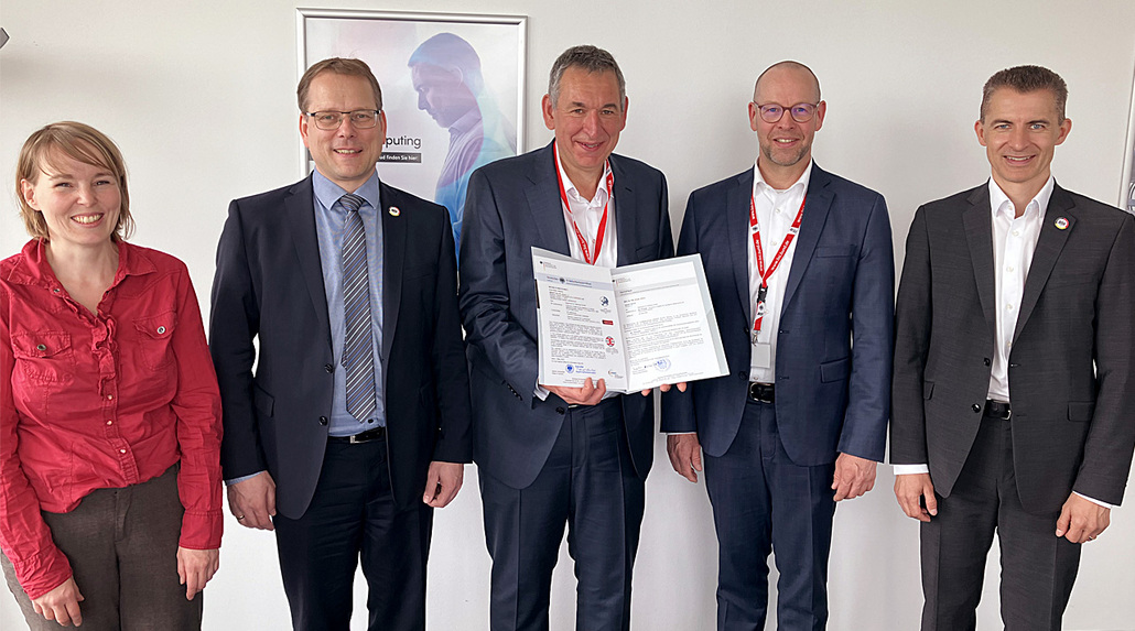 Viertes Smart-Meter-Gateway zertifiziert (Quelle: BSI | v.l.n.r.: Yona Raekow (BSI), Matthias Intemann (BSI), Ulrich Geiger (Sagemcom Dr. Neuhaus GmbH), Holger Graetz (Sagemcom Dr. Neuhaus GmbH), Dennis Laupichler (BSI)) Viertes Smart-Meter-Gateway zertifiziert