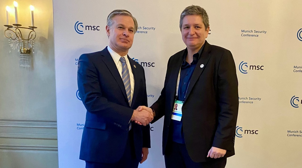 Claudia Plattner bei der MSC 2024 mit FBI-Direktor Christopher A. Wray (Quelle: BSI) Claudia Plattner bei der MSC 2024 mit FBI-Direktor Christopher A. Wray