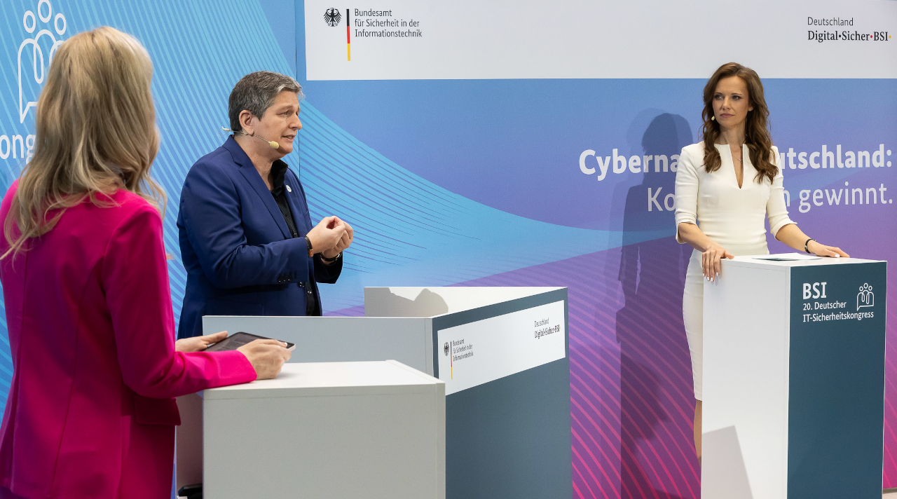 BSI-Präsidentin Claudia Plattner zusammen mit den Moderatorinnen auf dem 20. Deutschen IT-Sicherheitskongress (Quelle: BSI/bundesfoto/Uwe Völkner) BSI-Präsidentin Claudia Plattner zusammen mit den Moderatorinnen auf dem 20. Deutschen IT-Sicherheitskongress