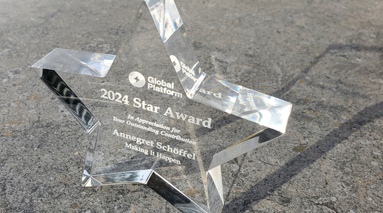 Ein sternförmiger Preis auf einer Steinplatte mit der Inschrift: GlobalPlatform 2024 Star Award - In Appreciation for Your Outstanding Contribution: Annegret Schöffel "Making It Happen" (Quelle: BSI) Ein sternförmiger Preis auf einer Steinplatte mit der Inschrift: GlobalPlatform 2024 Star Award - In Appreciation for Your Outstanding Contribution: Annegret Schöffel "Making It Happen"