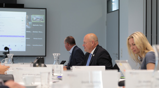 BSI-Präsident Arne Schönbohm und Abteilungsleiterin Wirtschaft und Gesellschaft Nadine Nagel (unter anderem) im hybriden Austausch mit der Automobilindustrie (Quelle: BSI) BSI-Präsident Arne Schönbohm und Abteilungsleiterin Wirtschaft und Gesellschaft Nadine Nagel (unter anderem) im hybriden Austausch mit der Automobilindustrie