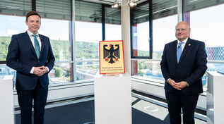 Saarlands Ministerpräsident Tobias Hans (l) und BSI-Präsident Arne Schönbohm bei der Eröffnung des neuen BSI-Stützpunkts im Scheer-Tower in Saarbrücken (Bild hat eine Langbeschreibung)