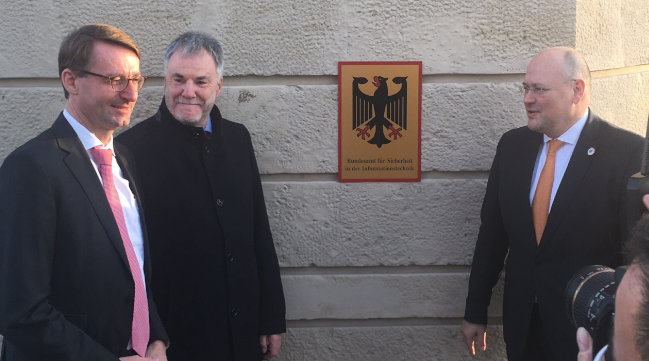 Der sächsische Innenminister Prof. Dr. Roland Wöller, der Freitaler Oberbürgermeister Uwe Rumberg und BSI-Präsident Arne Schönbohm eröffnen den neuen Dienstsitz des BSI in der Dresdner Straße in Freital im Jahr 2019.