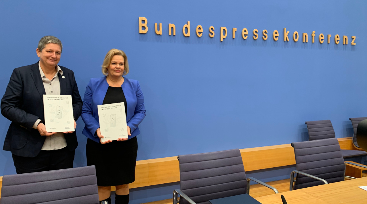 Claudia Plattner, Präsidentin Bundesamt für Sicherheit in der Informationstechnik (BSI), mit Bundesinnenministerin Nancy Faeser in der Bundespressekonferenz. (Quelle: BSI) Claudia Plattner, Präsidentin Bundesamt für Sicherheit in der Informationstechnik (BSI), mit Bundesinnenministerin Nancy Faeser in der Bundespressekonferenz.