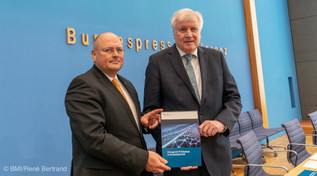BSI-Präsident Arne Schönbohm und Bundesinnenminister Horst Seehofer (Quelle: BMI/René Bertrand) BSI-Präsident Arne Schönbohm und Bundesinnenminister Horst Seehofer