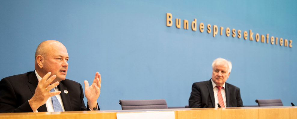 BSI-Präsident Arne Schönbohm und Bundesinnenminister Horst Seehofer (Quelle: Faktor 3/Roman Schwer) BSI-Präsident Arne Schönbohm und Bundesinnenminister Horst Seehofer