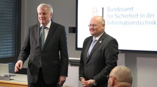 Bundesinnenminister Horst Seehofer und BSI-Präsident Arne Schönbohm (Quelle: BSI) Bundesinnenminister Horst Seehofer und BSI-Präsident Arne Schönbohm