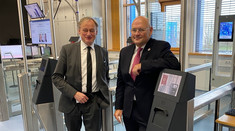BSI-Präsident Arne Schönbohm (rechts) mit Prof. Dr. Hartmut Ihne, Prüsident der Hochschule Bonn-Rhein-Sieg, auf dem Rundgang im Biometrie Evaluations Zentrum im Rahmen der Eröffnung am 24. November 2021 in St. Augustin (Quelle: BSI) BSI-Präsident Arne Schönbohm (rechts) mit Prof. Dr. Hartmut Ihne, Prüsident der Hochschule Bonn-Rhein-Sieg, auf dem Rundgang im Biometrie Evaluations Zentrum im Rahmen der Eröffnung am 24. November 2021 in St. Augustin (Bild hat eine Langbeschreibung)