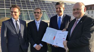 Im BMWi überreichten der Staatssekretär für Energiepolitik Andreas Feicht und BSI-Präsident Arne Schönbohm das dritte Zertifikat auf Basis des Schutzprofils für das Smart-Meter-Gateway an Peter Heuell, Geschäftsführer der EMH metering GmbH & Co. KG (Quelle: BSI) Im BMWi überreichten der Staatssekretär für Energiepolitik Andreas Feicht und BSI-Präsident Arne Schönbohm das dritte Zertifikat auf Basis des Schutzprofils für das Smart-Meter-Gateway an Peter Heuell, Geschäftsführer der EMH metering GmbH & Co. KG
