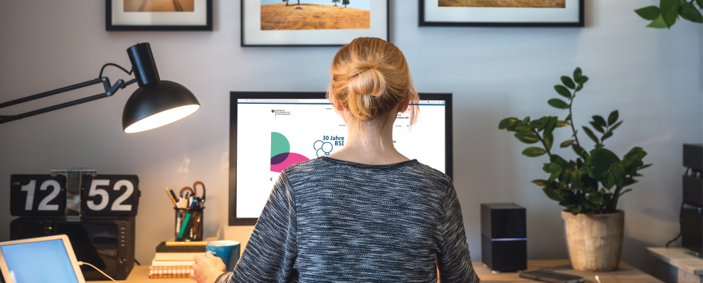 Deckblatt der Umfrage. Eine Frau sitzt vor dem PC im Home-Office (Quelle: Bundesamt für Sicherheit in der Informationstechnik) Deckblatt der Umfrage. Eine Frau sitzt vor dem PC im Home-Office