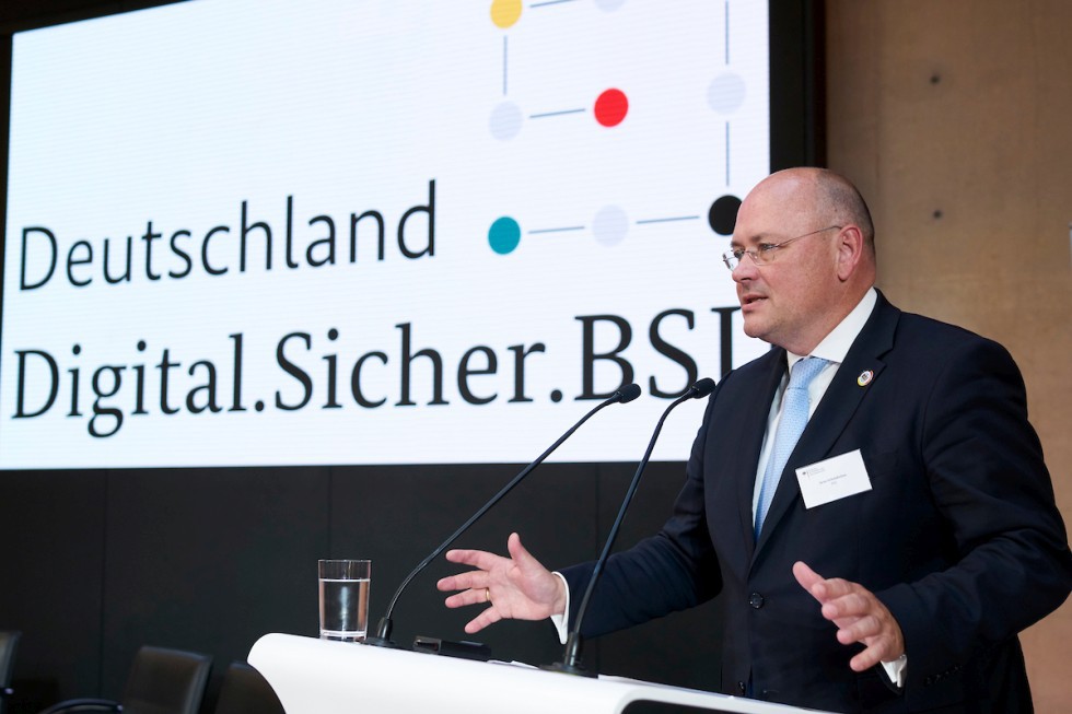 Begrüßung durch BSI-Präsident Arne Schönbohm (Quelle: Henning Schacht) Begrüßung durch BSI-Präsident Arne Schönbohm (Bild hat eine Langbeschreibung)