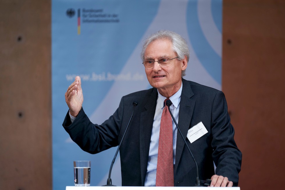 Prof. Dr. Henning Kagermann am Rednerpult (Quelle: Henning Schacht) Prof. Dr. Henning Kagermann am Rednerpult (Bild hat eine Langbeschreibung)