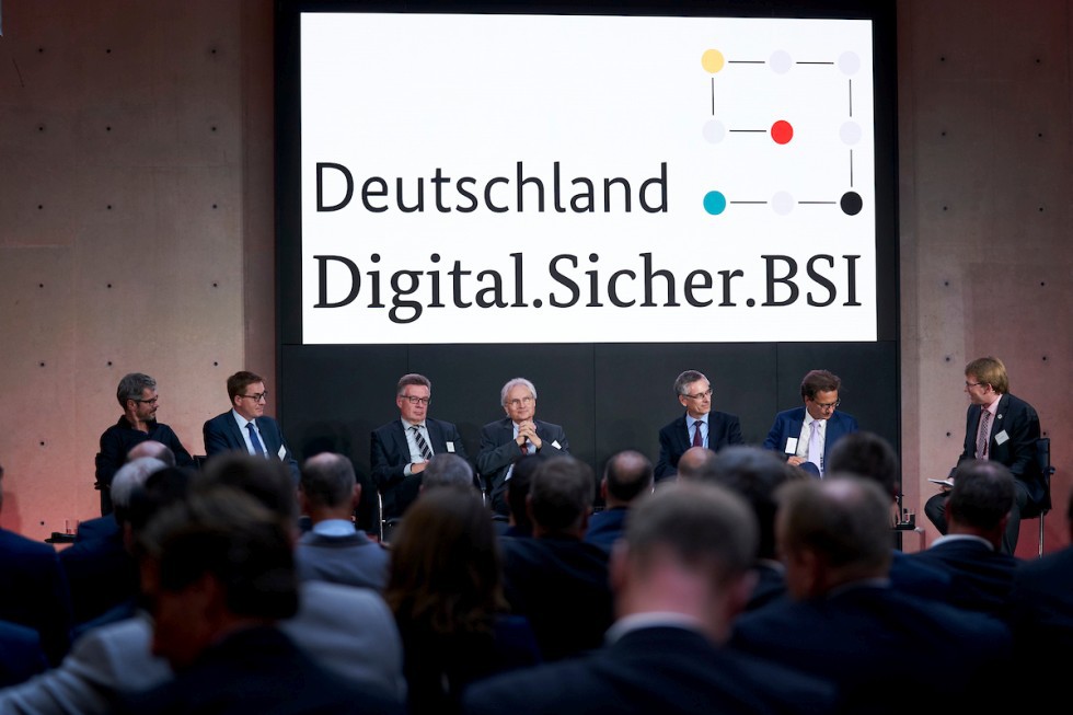 Diskussionsrunde (Quelle: Henning Schacht) Diskussionsrunde (Bild hat eine Langbeschreibung)