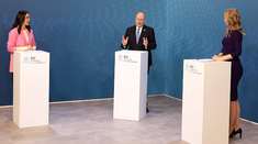 Gemeinsam mit den beiden Moderatorinnen Claudia von Veen und Stefanie Langer eröffnete BSI-Präsident Arne Schönbohm den 18. Deutschen IT-Sicherheitskongress. (Quelle: BSI/Weiler) Gemeinsam mit den beiden Moderatorinnen Claudia von Veen und Stefanie Langer eröffnete BSI-Präsident Arne Schönbohm den 18. Deutschen IT-Sicherheitskongress.