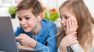 Zwei Kinder sitzen vor einem Laptop (Quelle: © spass/ Fotolia.com) Zwei Kinder sitzen vor einem Laptop