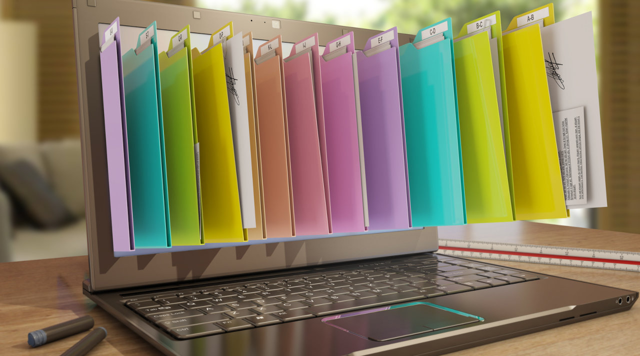 Akten vor dem Bildschirm eines Laptops (Quelle: © Wax/ Fotolia.com) Akten vor dem Bildschirm eines Laptops