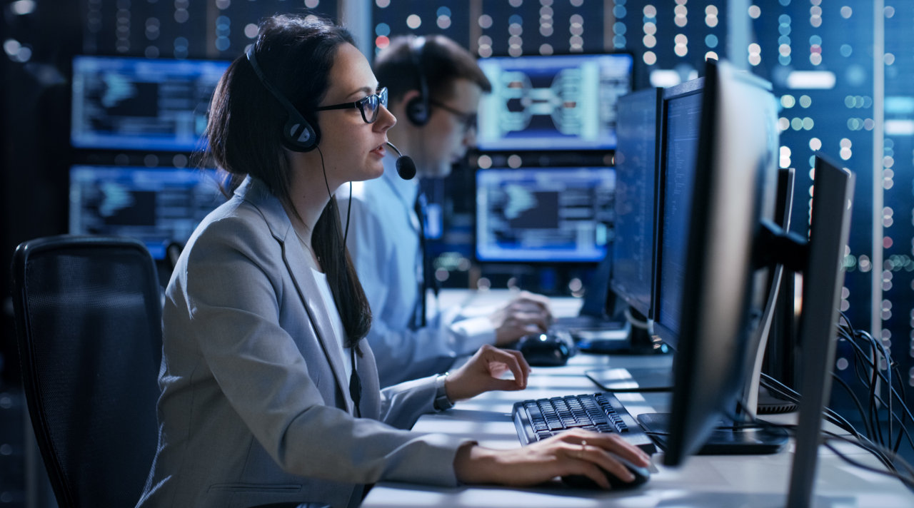 Eine IT-Expertin und ein Experte sitzen in einem Computerraum vor Monitoren. (Quelle: © Gorodenkoff / Fotolia.com) Eine IT-Expertin und ein Experte sitzen in einem Computerraum vor Monitoren.