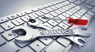 Auf einer Tastatur liegen zwei Maulschlüssel und ein Schraubendreher (Quelle: © psdesign1 / Fotolia.com) Auf einer Tastatur liegen zwei Maulschlüssel und ein Schraubendreher