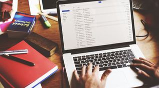 Ein Mensch sitzt vor einem Laptop. Auf dem Tisch liegt Schulmaterial (Quelle: © Rawpixel.com / Fotolia.com) Ein Mensch sitzt vor einem Laptop. Auf dem Tisch liegt Schulmaterial