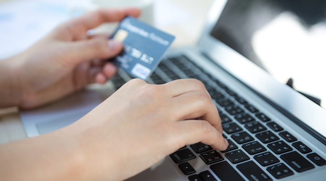 Die Daten einer Kreditkarte werden über die Tastatur für den Online-Einkauf ein getragen. (Quelle: © jannoon028 / Fotolia.com) Die Daten einer Kreditkarte werden über die Tastatur für den Online-Einkauf ein getragen.