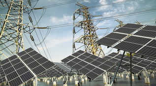 Strommasten und Solarpaneele (Quelle: © Aania / Fotolia.com) Strommasten und Solarpaneele