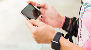 Eine Person mit Smartphone und Smart-Watch (Quelle: © armada1985 / Fotolia-com) Eine Person mit Smartphone und Smart-Watch