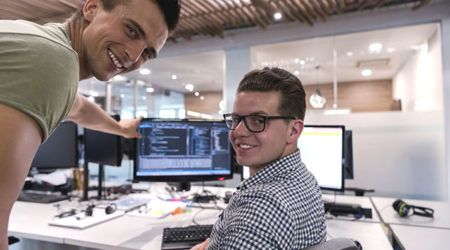 Zwei Männer vor einem PC-Arbeitsplatz (Quelle: © .shock / Fotolia-com) Zwei Männer vor einem PC-Arbeitsplatz