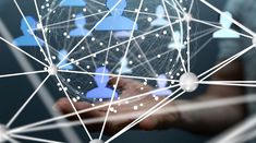 Vernetzte Punkte und Piktogramme schweben über einer Hand (Quelle: © vege / Fotolia.com) Vernetzte Punkte und Piktogramme schweben über einer Hand