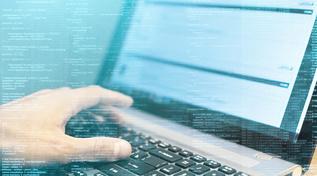 Ein Notebook auf dem Schadcode geschrieben wird (Quelle: © Glebstock / Fotolia.com) Ein Notebook auf dem Schadcode geschrieben wird